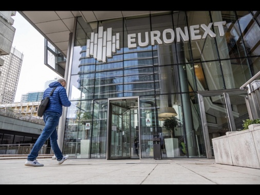 Borsa: Europa debole in apertura, Parigi -1,21%, Londra -0,1%