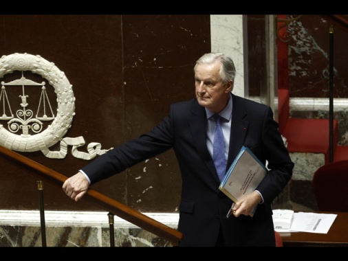 Passa la sfiducia, cade il governo Barnier in Francia