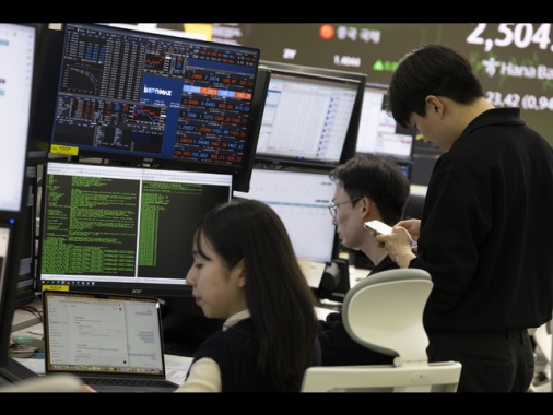 Borsa: l'Asia chiude positiva, Tokyo +0,3% in attesa BoJ