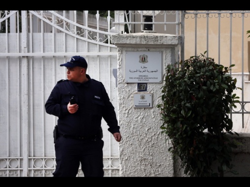 Ribelli cercano uomini del regime in ambasciate, anche italiana