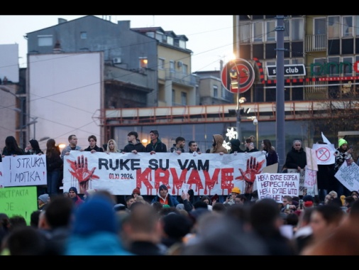 A Belgrado in migliaia manifestano contro il governo