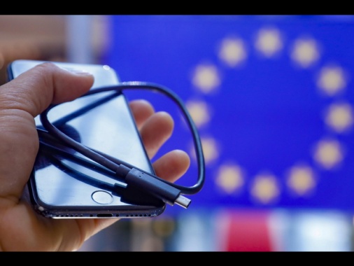 Da domani comincia in Ue l'era del caricabatterie universale