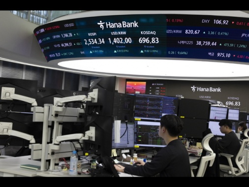 Borsa: l'Asia chiude contrastata e guarda alla crescita cinese