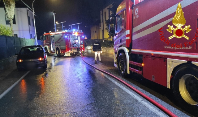Fiamme nel box vicino alla casa: la paura e il sollievo