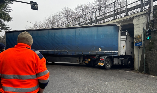 Il tir incastrato sotto il ponte per Schianno (foto Andrea Cogotti, Blitz)