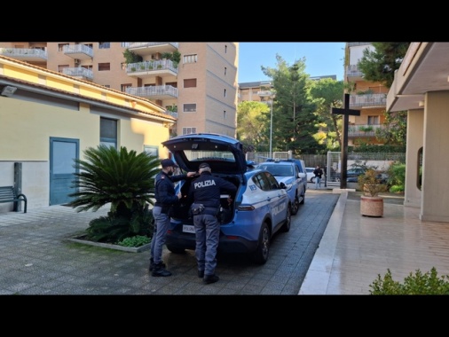 Neonato trovato morto, indagati parroco e tecnico culla