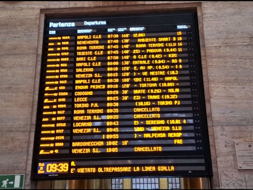 Blocco treni a Milano, guasto alla linea aerea