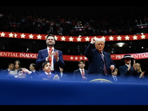 Trump firma sette ordini esecutivi alla Capital One Arena