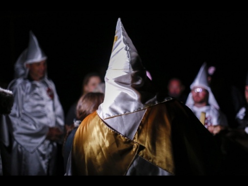 Volantini Ku Klux Klan contro i migranti, 'andatevene ora'