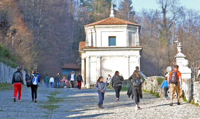 Una giornata di bel tempo invernale al Sacro Monte di Varese (foto Archivio)