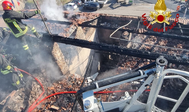 Qui e al centro il caseggiato di tre piani distrutto, con le fiamme visibili anche dai paesi intorno: nel riquadro l’intervento a Duno