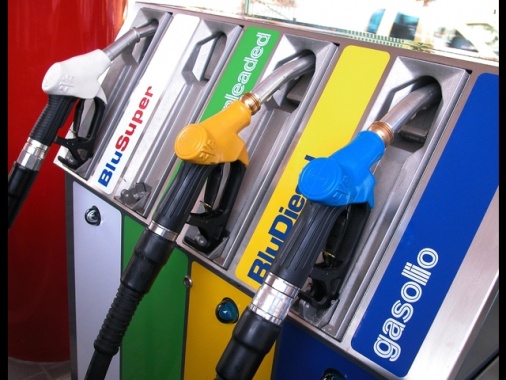 La benzina è in lieve calo, al self a 1,824 euro al litro