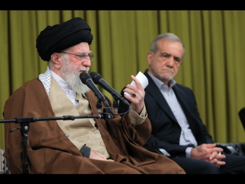 Iran, 'Trump vuole metterci in ginocchio'