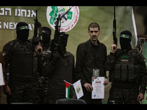 Hamas rinvia il prossimo rilascio di ostaggi e accusa Israele