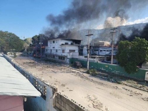In fiamme l'ospedale più grande di Haiti