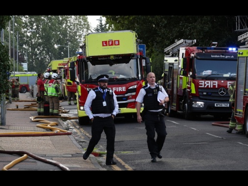 Incendio in un hotel di lusso a Londra, oltre 100 evacuati