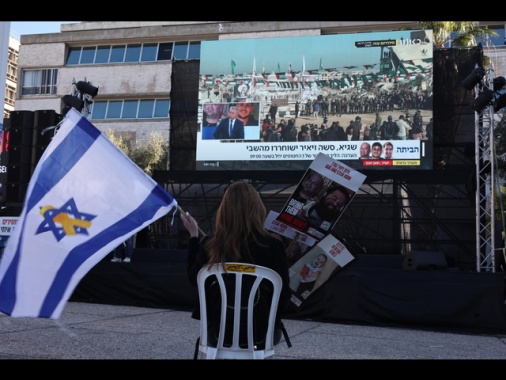 Ostaggi israeliani sul palco di Hamas a Khan Younis