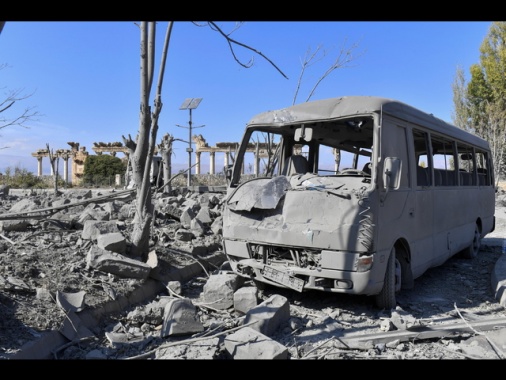 Media, tre attacchi aerei israeliani nell'est del Libano