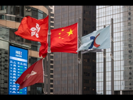 Borsa: Hong Kong positiva, apre a +0,21%
