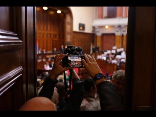 Caos e risse nel Parlamento di Belgrado