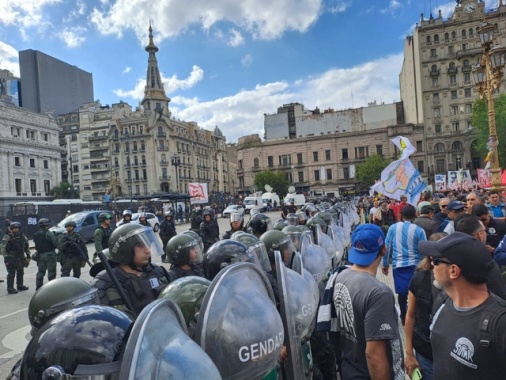 Polizia carica un corteo di pensionati, scontri a Buenos Aires