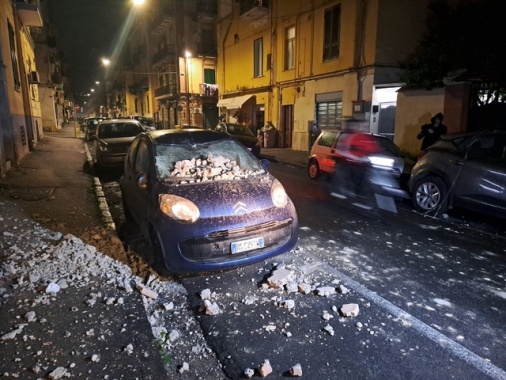 Sisma,a Bagnoli persone bloccate in casa escono dalla finestra