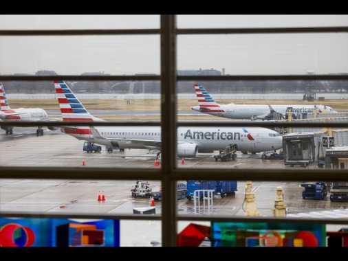 Un aereo dell'American Airlines prende fuoco a Denver