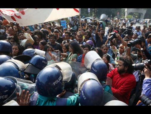 Bambina muore dopo uno stupro, esplode la rabbia in Bangladesh