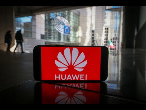 La Commissione Ue sospende contatti e incontri con Huawei