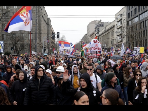 Serbia, tra 275.000 e 325.000 manifestanti oggi a Belgrado