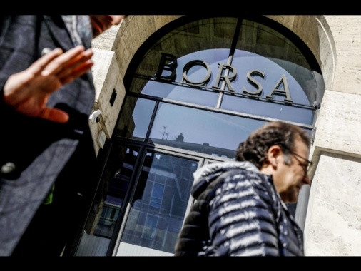 Borsa: Milano apre in rialzo (+0,41%)