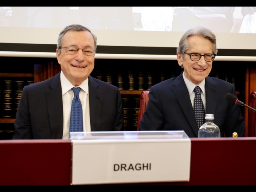 Ironia di Draghi ai parlamentari,guardate l'orologio quindi vado