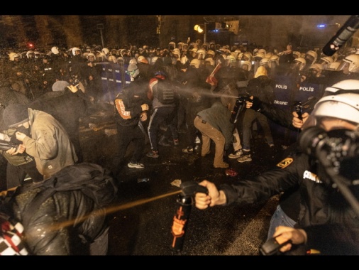 Scontri a Istanbul alle manifestazioni per il sindaco