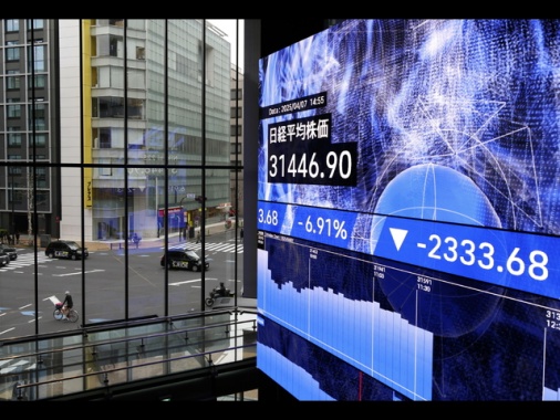 Borsa: listini cinesi in recupero, giù Tokyo