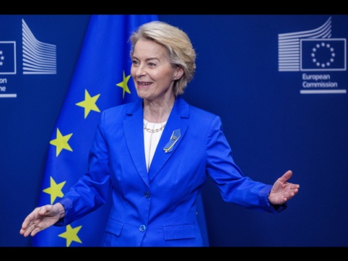 L'Ue sospende per 90 giorni i dazi contro gli Usa