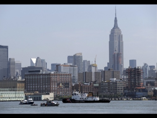 'Un elicottero caduto nel fiume Hudson a New York'