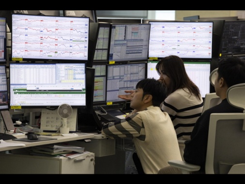 Borsa: l'Asia chiude contrastata, si guarda a mosse sui dazi