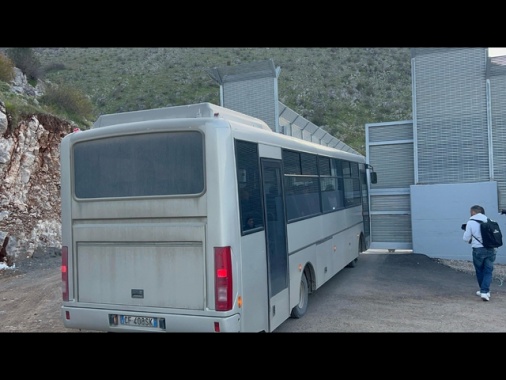 I pullman con i 40 migranti arrivati al centro di Gjader