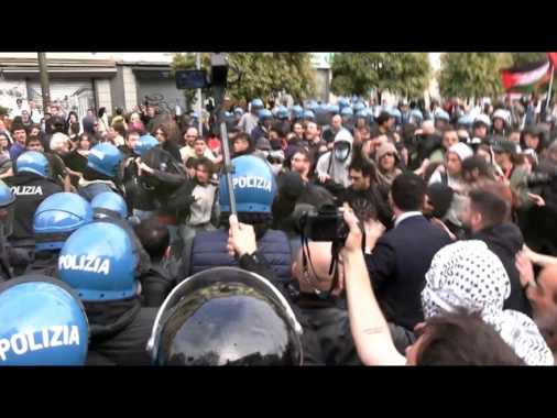 Manifestanti, 'ieri provocazioni della polizia che ha attaccato'