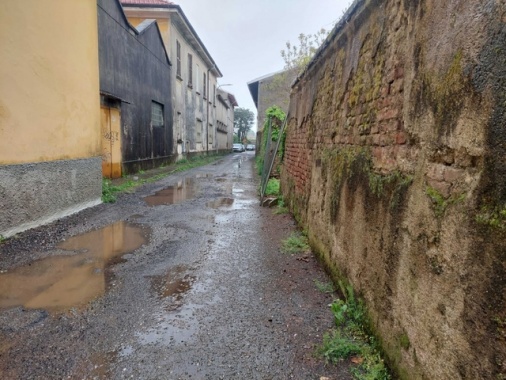 Picchia e violenta 14enne conosciuta sui social, arrestato
