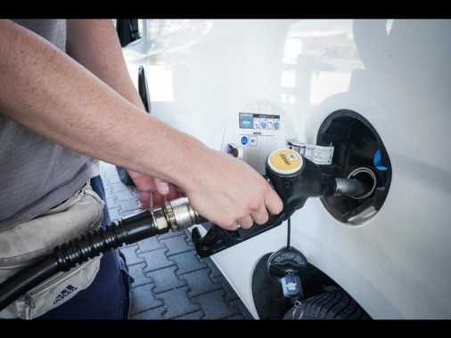 Ancora in calo la benzina, ai minimi dal dicembre 2021