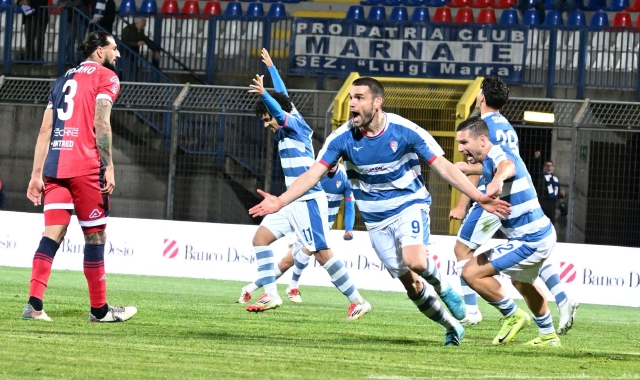 L’esultanza della Pro Patria nella netta vittoria contro il Lumezzane (foto Domenico Ghiotto)