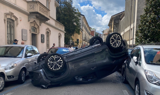 Il Suv ribaltato in via Luini (foto Blitz)