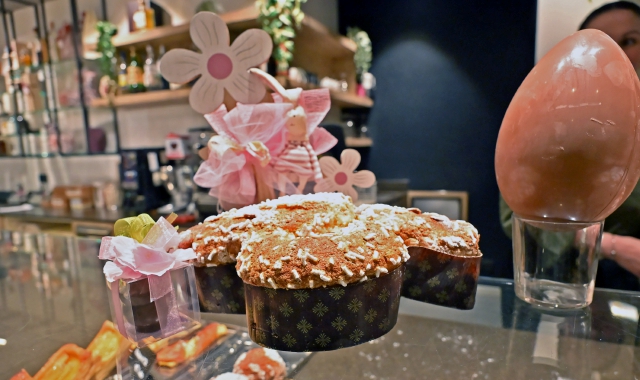 Gli allestimenti in pasticceria per le feste pasquali (foto Blitz)