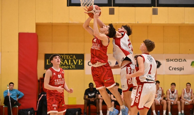 Un momento della finale per il gterzo posto tra Varese e Milano (foto Blitz)