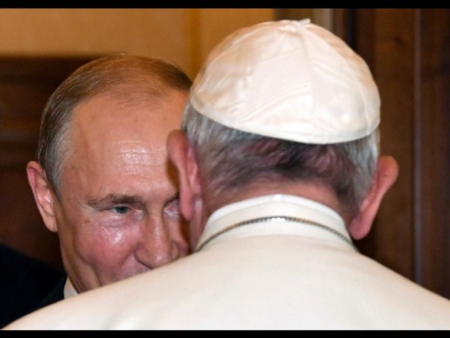 Tass posta video di un incontro tra Putin e Papa Francesco
