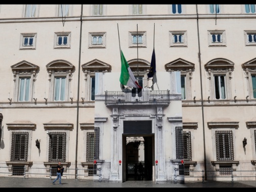 Il Governo ha deliberato 5 giorni di lutto nazionale per il Papa