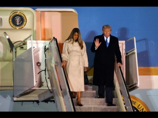 Trump e Melania rendono omaggio al Papa in basilica