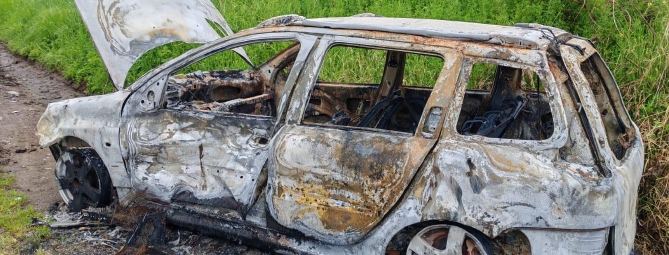 Auto carbonizzata nei boschi di Sacconago