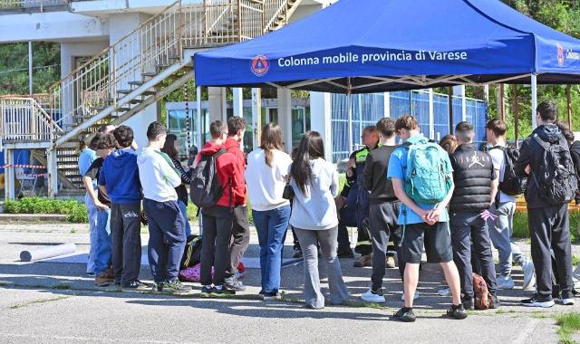 Gli studenti nella sede della Protezione civile (foto Blitz)